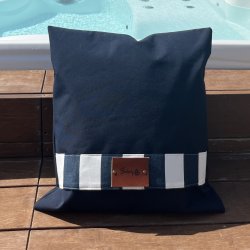 Udendrs Pude 50 x 50 mrk marinebl, syet i vejrbestandig kalechestof