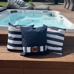 Udendrs Pude 50 x 50 mrk marinebl, syet i vejrbestandig kalechestof